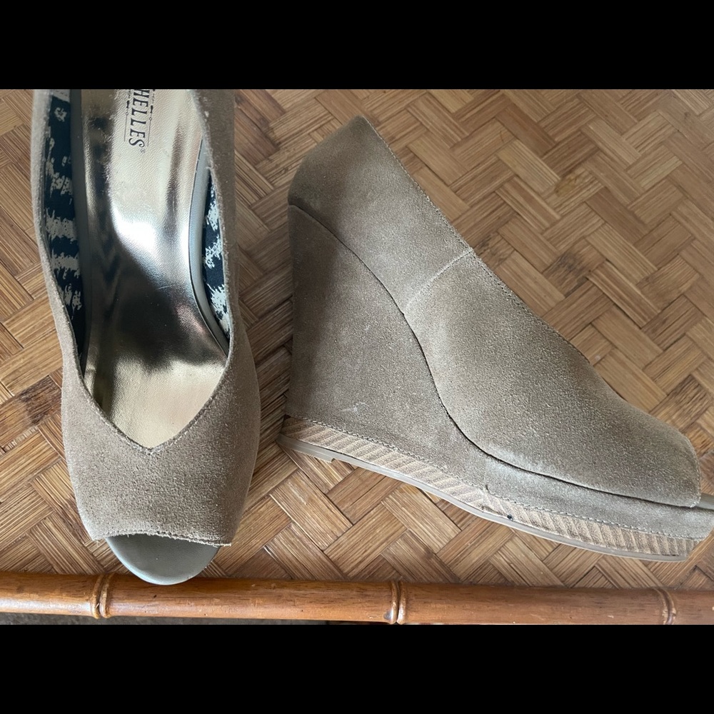 4in tan suede wedge heals. Great with jeans, shorts or with your favorite dress.